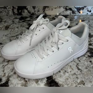 On THE ROGER Advantage Tennis Sneaker